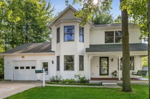 Featherbone Farmhouse- Comfy Gem 1 Block to Town. Perfect for families & groups!