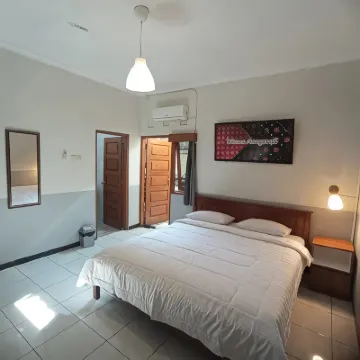 Wisma Anugerah Redpartner Near Masjid Zayed Solo