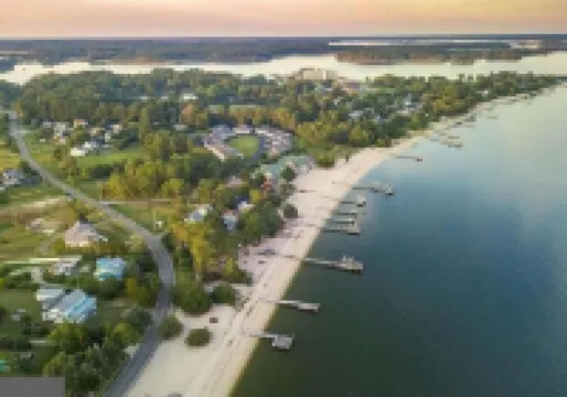 2 Bedroom Cozy Beach Cottage with Water Access