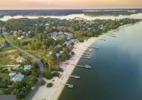 2 Bedroom Cozy Beach Cottage with Water Access