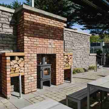 Ivanhoe Inn and Hotel Hotel Exterior