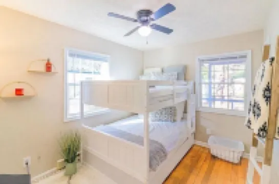 2 Bedroom Cozy Beach Cottage with Water Access