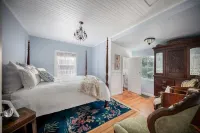 Charming cottage... 1 minute walk to Main Street. Shops, Restaurants and more..