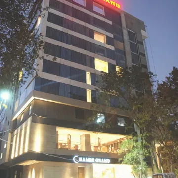 Ramee Grand Hotel and Spa, Pune Отели рядом с достопримечательностью «Шанивар Уода»