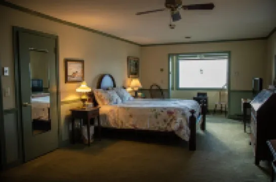 Nancy’s Touch, A Waterfront Paradise!