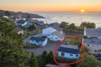 The Flipper: 2BR Coastal Cottage Walk to Depoe Bay, Hot Tub & Arcade & Fire Pit