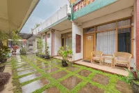 Seruni Guest House Near Alun Alun Lembang Mitra RedDoorz Hotel di Lembang