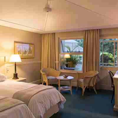 Quarry Lake Inn Rooms