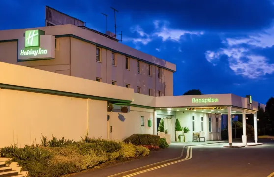 斯託克特倫特 M6, 15號交匯處假日酒店