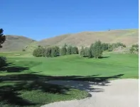 Cozy Family Sized Condo- Access to Hot Tub and Sauna- Minutes Away from Skiing