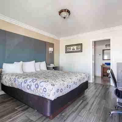 Solaire Inn & Suites Rooms