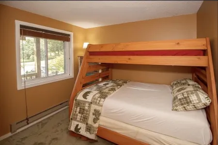 3 story cozy townhouse minutes from mount snow Отели в г. West Dover