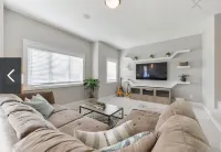 Charming 2-bedroom house in awesome Edmonton with AC, WiFi