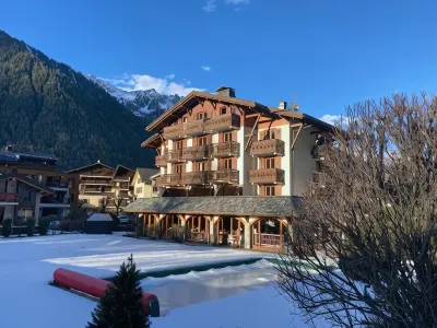 Oustalet Hotels near Step Into the Void