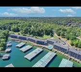 Top Floor, One Bedroom Condo on the Lake!  Perfect for a Couples Weekend. - 3-نجوم