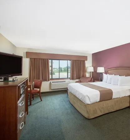 AmericInn by Wyndham Kearney Отели рядом с достопримечательностью «Парк Харви»