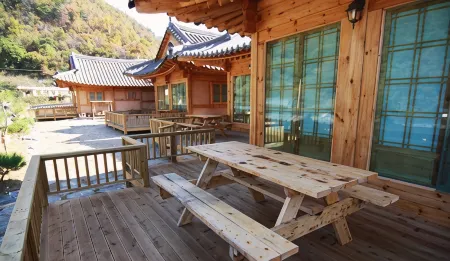 Anseong Geomeokgol Hanok Pension Отели рядом с достопримечательностью «Chung-Ang University Central Park»