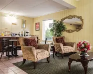 Econo Lodge Inn & Suites - parking