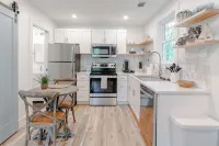 1 Bedroom Coastal Retreat in the Heart of Mount Pleasant - Homestays
