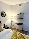 Modern 1-bedroom with WiFi, pool, fitness center, and comfort in San Ramon. - balcony