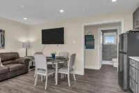 Cozy 1-bedroom condo in Lavallette, located 1 block from beach - Homestays