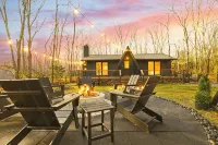 NEW Pocono Lake Modern & Cozy Cabin, Hot Tub, Pools - シャレー