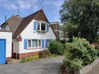 Lovely Bournemouth cottage with beautiful garden, walking distance to the beach - บังกะโล