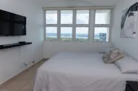Beautiful 3 bedroom sub-penthouse beachfront Apt - balcony