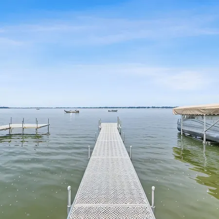 4-bedroom house in brilliant Clear Lake with AC, WiFi. Enjoy your stay