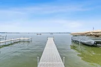 4-bedroom house in brilliant Clear Lake with AC, WiFi. Enjoy your stay
