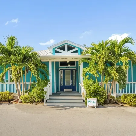 Key West Style Cottage - with pool/hot-tub