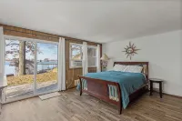 Waterfront 4-Bedroom Pet Friendly Lake House w/ dock for boat, fishing, swimming - Homestays