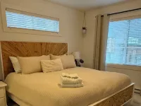 Stylish 3 bedroom townhome with rooftop patio スカーミッシュのホテル