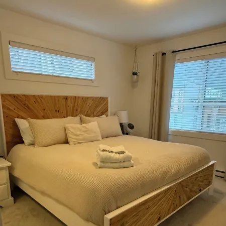 Stylish 3 bedroom townhome with rooftop patio