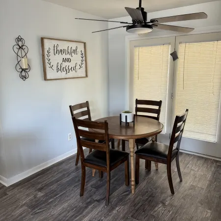 Cozy 3-Bedroom Ranch style house with Huge Backyard & Fire pit