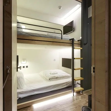 Taiwan Youth Hostel & Capsule Hotel Отели рядом с достопримечательностью «Станция метро Dapinglin»