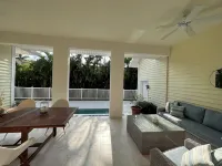 New on VRBOHouse in the heart of Olde Naples. Walk to beach, 5 Ave and Cambier! - บังกะโล