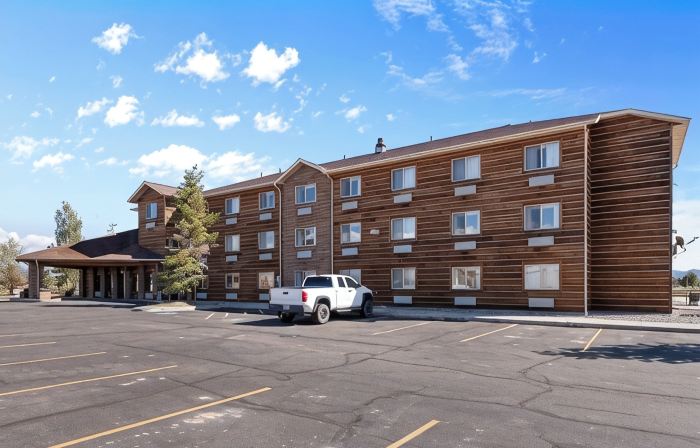 Pinedale Hotel & Suites