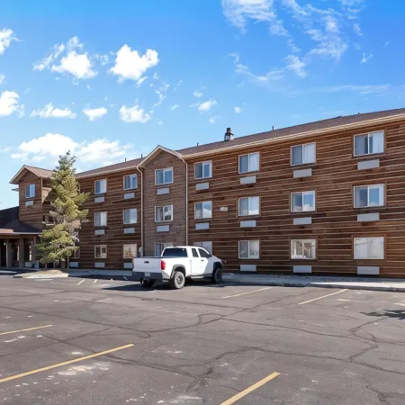 Pinedale Hotel & Suites