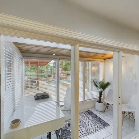 Buckle & Boots BNB - 20 minutes to downtown + pool