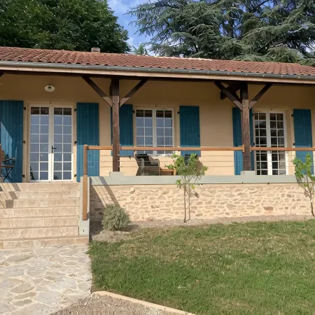 Beautiful house in the heart of the Périgord Noir 4 km from Le Bugue. Sleeps 4
