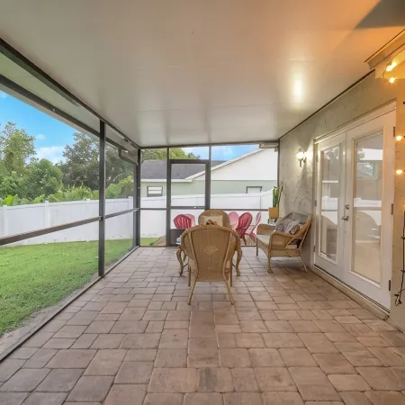 Charming 3-bedroom Pet Friendly house in tranquil Riverview Отели в г. Ривервью