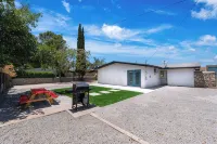 Stylish 3BR 2 Living Areas 10 Min to Airport
