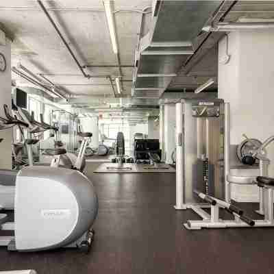 Bright Sleek condo with wonderful skyline view Fitness & Recreational Facilities