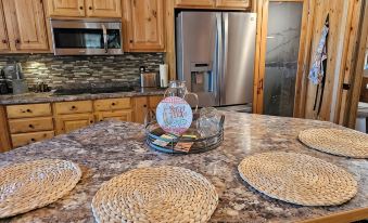 Cozy cabin with Fiber and AC in peaceful Vernal