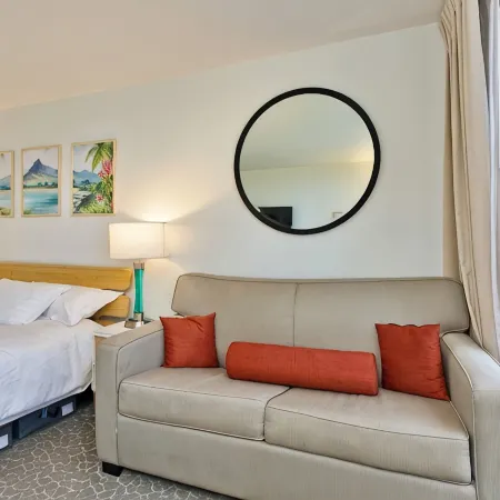 Perfect Hawai’i ocean view condo with AC, WiFi, Sleeps 4, in heart of Waikiki