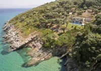 Villa Seashore: Dreamy villa by the sea side with heated pool - Villas
