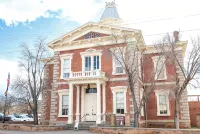 1 min walk to O.K. Corral & Allen St.  Perfect for families & dog friendly.