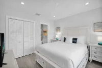 Heated pool, 2 miles from Beach! Updated home: BBQ, large backyard, comfy beds - Villas