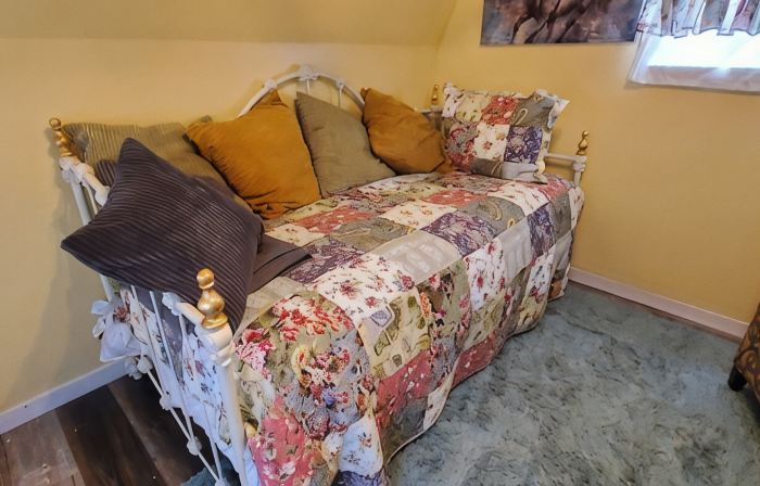 Cozy cabin on a working horse rescue with WiFi, HVAC, plumbed outhouse, shower